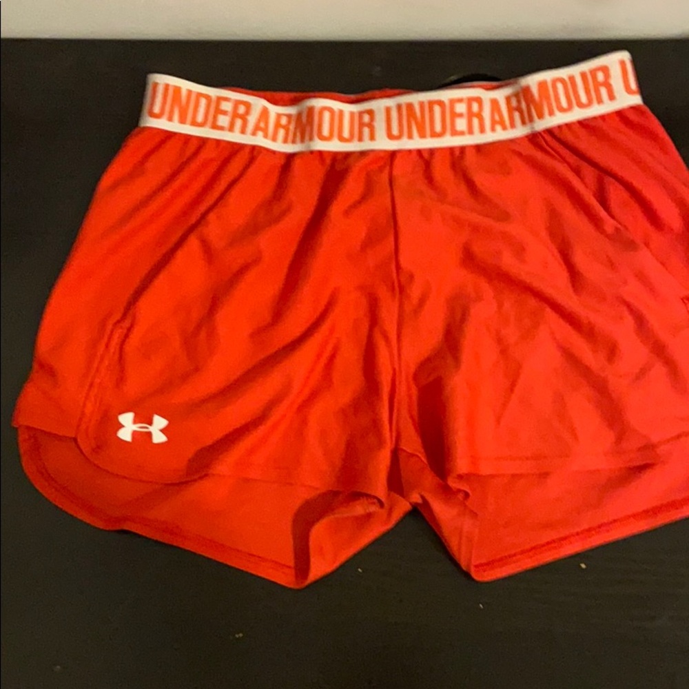 Under armour shorts with pockets!!